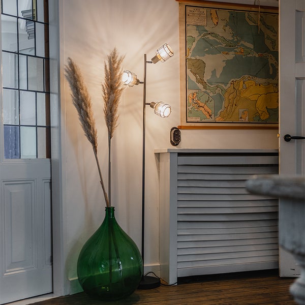 Innenraum mit Stehlampe, Dekoration und Vintage-Karte