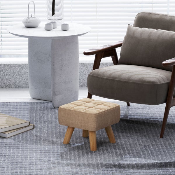 Szene mit Sessel, Hocker und Tisch mit Teekanne