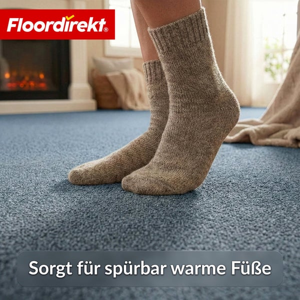 Person mit Socken auf Teppichboden
