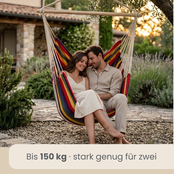 Ein Paar sitzt in einem gestreiften Hängesessel im Garten. Der Sessel ist für zwei Personen bis 150 Kilogramm belastbar.