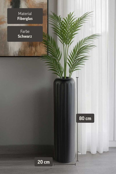 Hohe, schwarze Bodenvase aus Fiberglas mit geriffelter Oberfläche, Höhe 80 Zentimeter, Breite 20 Zentimeter, mit einer grünen Pflanze.