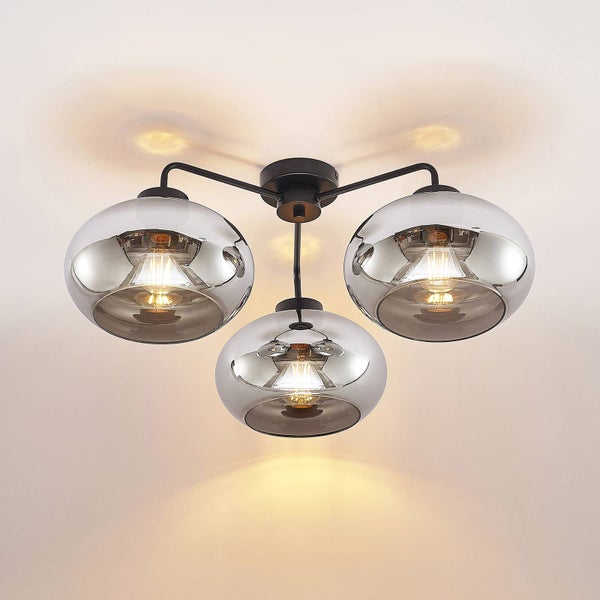 Deckenleuchte mit drei grauen Glasschirmen