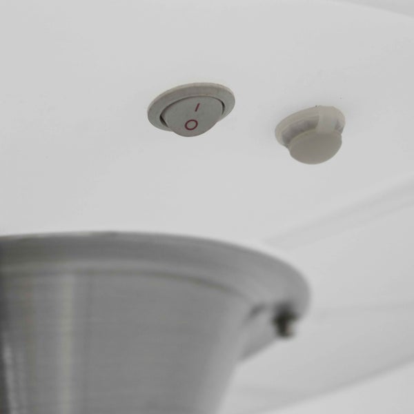 Nahaufnahme eines Wippschalters und eines Sensors an einem Elektrogerät.