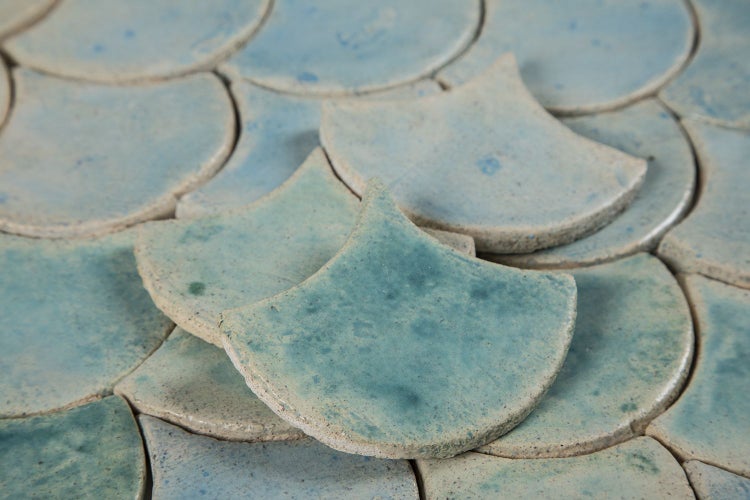 Fächerförmige Fliesen aus Keramik