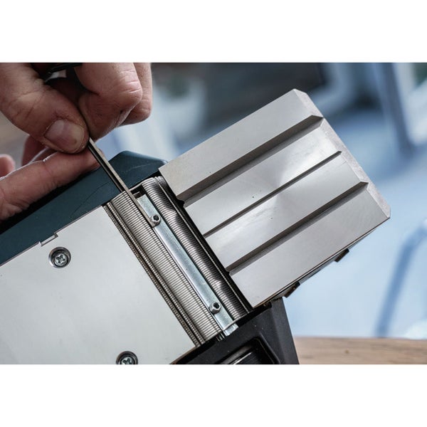 Einhandhobel wird mit einem Werkzeug eingestellt