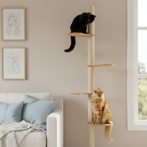 Deckenhoher Kratzbaum mit Sisalstamm und Holzplattformen im Wohnzimmer mit zwei Katzen.