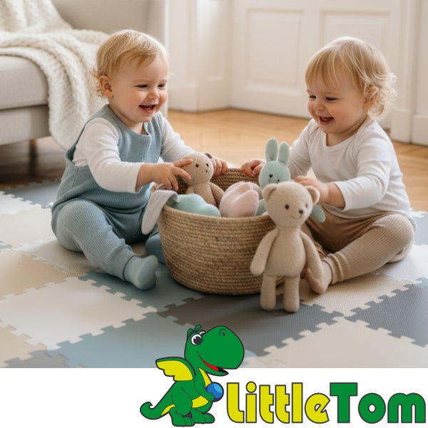 Zwei Kleinkinder spielen auf einer LittleTom Puzzlematte aus Schaumstoff mit Plüschtieren in einem Korb in einem hellen Zimmer. LittleTom Logo.