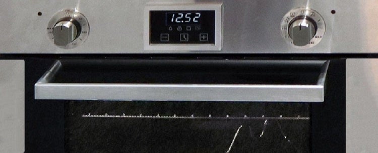 Edelstahl Einbaubackofen mit Digitaldisplay, Drehreglern und Backofentür mit Sichtfenster.