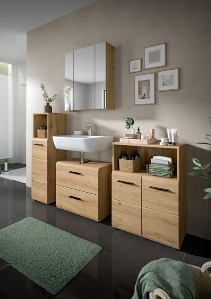 Modernes Badezimmer-Set mit hellen Holzmöbeln, bestehend aus Waschbeckenunterschrank, Spiegelschrank, Hochschrank und Sideboard.