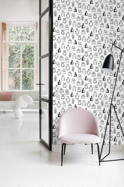 Modernes Interieur mit gemusterter Tapete, Stuhl und Stehlampe