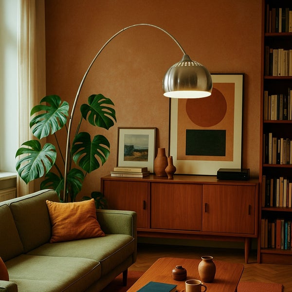 Wohnzimmer mit Bogenlampe, Sofa und Bücherregal