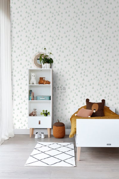 Kinderzimmer mit weißem Regal, Bett und Tapete mit Dreiecksmuster