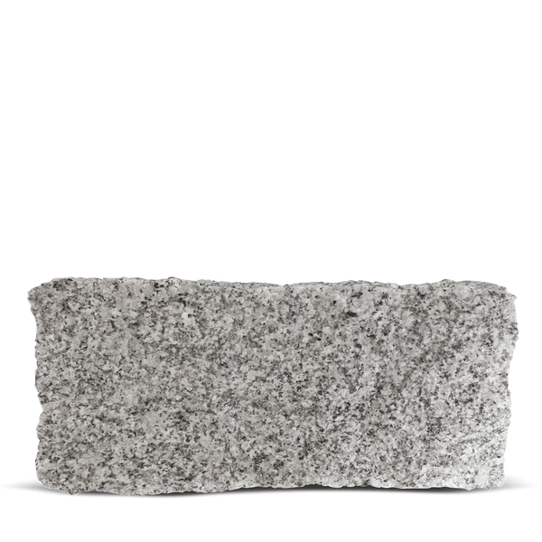 Grauer Mauerstein aus Granit mit gespaltener Oberfläche.