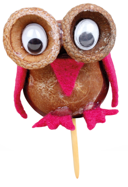 Bastelfigur Eule aus einer Kastanie und Eicheln mit Wackelaugen auf einem Holzstab
