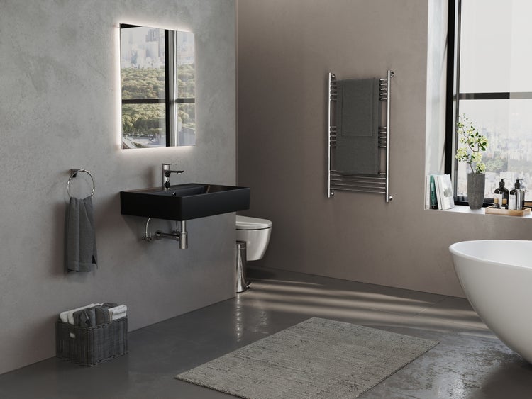 Modernes Badezimmer mit beleuchtetem Spiegel, schwarzem Waschtisch, Handtuchwärmer und freistehender Badewanne.