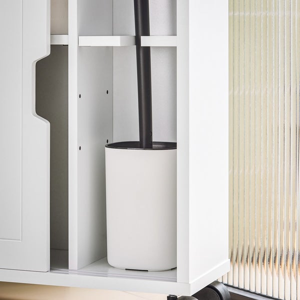 Detailansicht eines Toilettenpapierhalters mit Toilettenbürste im Badezimmerschrank