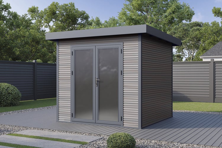 Modernes Gartenhaus aus Holz mit Pultdach und Doppeltür mit Glaseinsatz auf einer Terrasse im Garten.