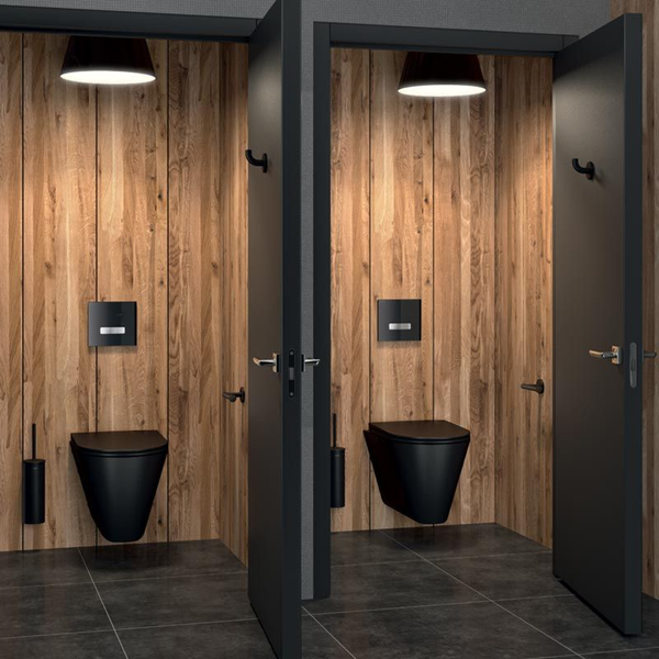 Zwei moderne Toilettenkabinen mit schwarzen Wandtoiletten, Wandpaneelen in Holzoptik und dunklen Bodenfliesen.