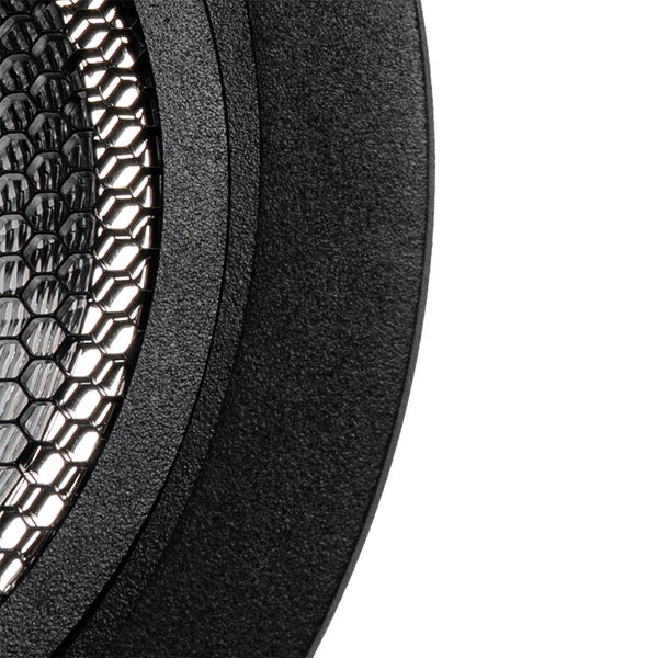 Nahaufnahme eines schwarzen Lampengehäuses mit strukturiertem Rahmen und metallischem Wabengitter.