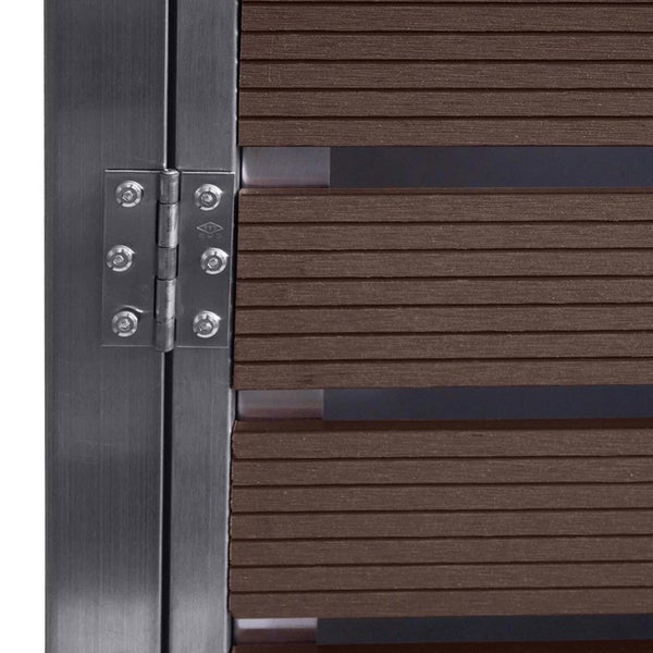 Detailansicht eines Gartentors mit Beschlägen und Holzelementen