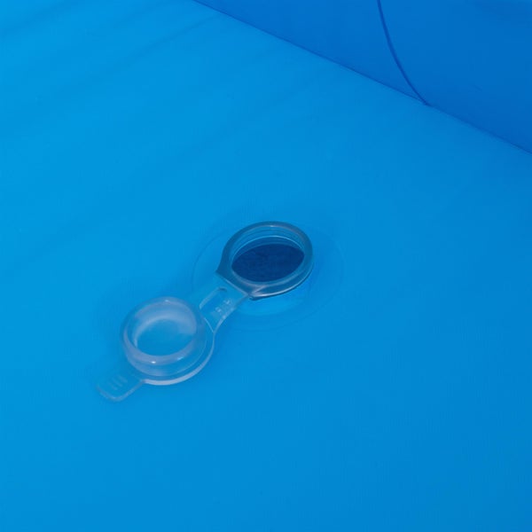 Ablassventil an einem Pool aus Kunststoff