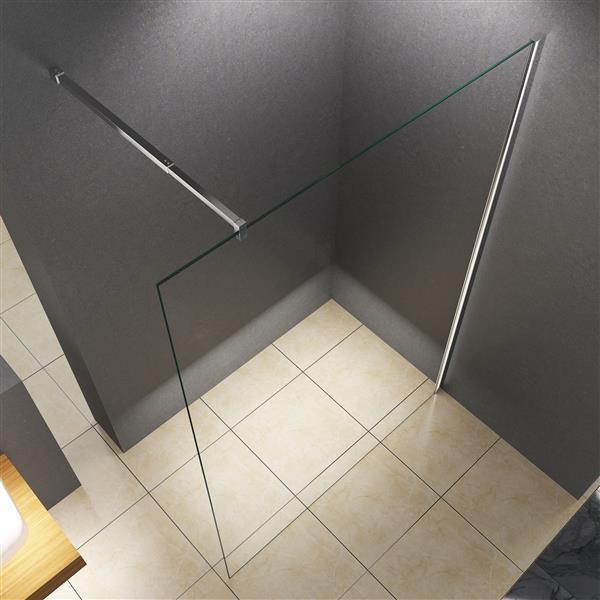 Begehbare Dusche mit Glasabtrennung im Badezimmer