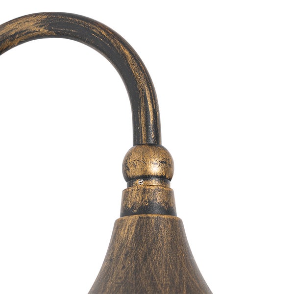 Detail einer klassischen Wandleuchte aus Metall in Antik-Optik mit gebogenem Arm.