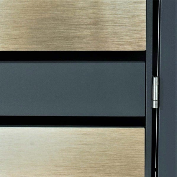 Detailaufnahme einer Zauntür mit Holz- und Metallelementen