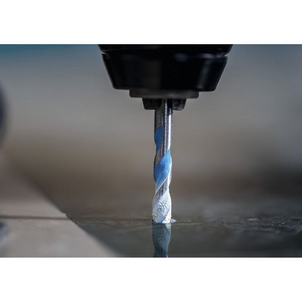 Spiralbohrer beim Bohren in eine Oberfläche