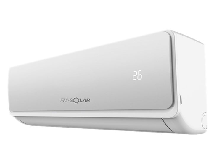 Weiße FM-SOLAR Split-Klimaanlage Innengerät mit digitaler Temperaturanzeige 26 Grad.