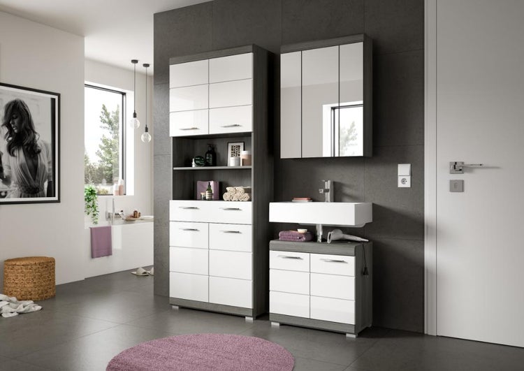 Modernes, organisiertes Badezimmermöbel-Set mit Hochschrank, Waschbeckenunterschrank inklusive Waschbecken und dreitürigem Spiegelschrank.