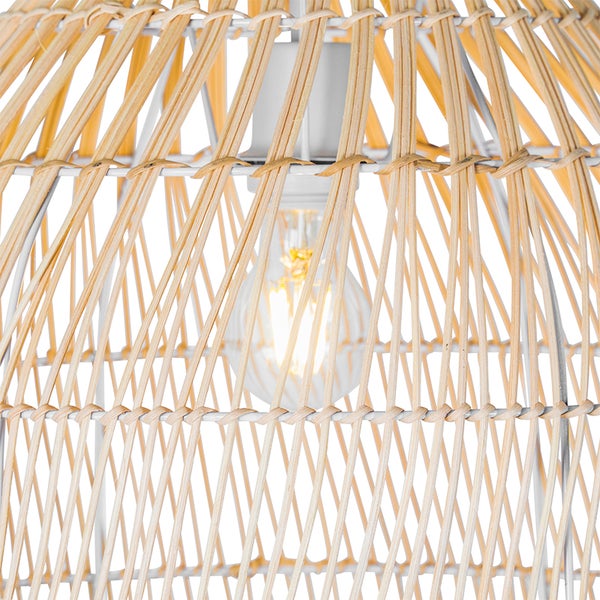 Nahaufnahme einer Hängelampe mit Rattan-Schirm und eingeschalteter Glühbirne