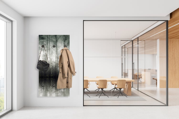Garderobenpaneel mit Waldmotiv, Tasche und Mantel in einem modernen Büro