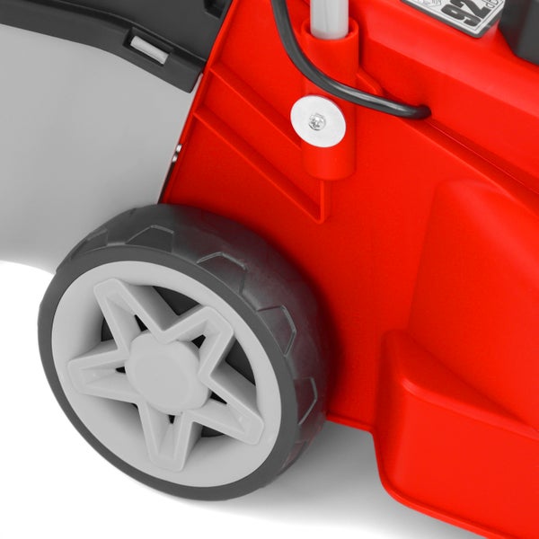 Detailansicht eines Rasenmähers, Fokus auf Rad und Gehäuse