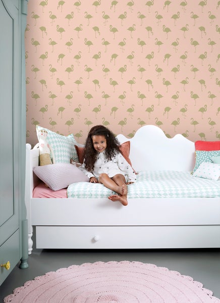 Kinderzimmer mit Bett, Teppich und Tapete mit Flamingomuster