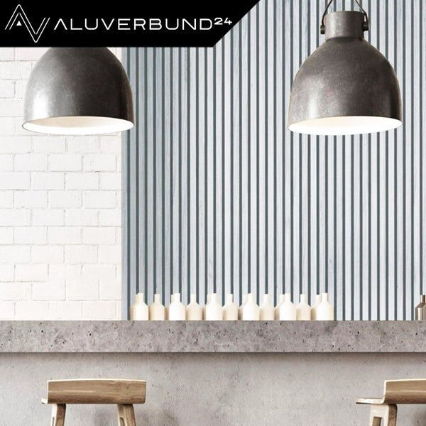 Raumansicht mit zwei Hängelampen, Wandverkleidung und Bar