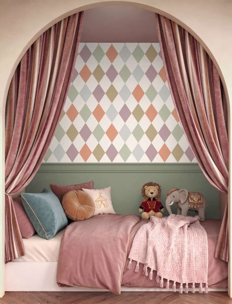 Kinderzimmer mit Tapete mit Rautenmuster, grünem Paneel, Bogennische mit Vorhängen, Bett mit Kissen und Stofftieren.