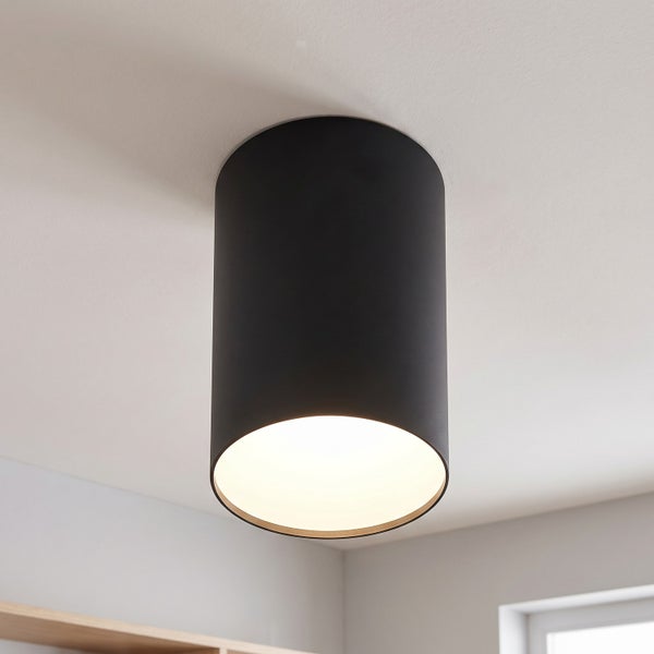 Moderne Deckenleuchte als zylindrischer Strahler in schlichtem Design für eine direkte Beleuchtung.