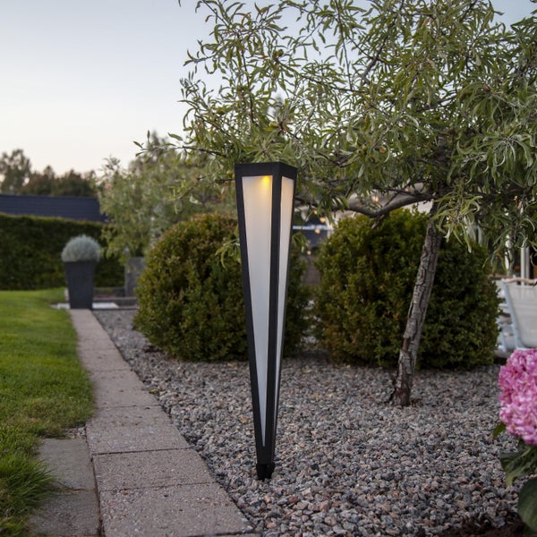 Garten mit einer Leuchte in Kegelform für den Außenbereich