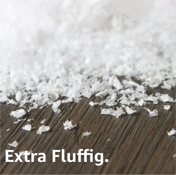 Extra flauschige Füllwatte auf einem Holzboden.