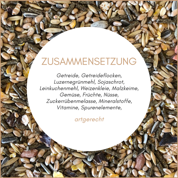Zusammensetzung von Tierfutter: Getreide, Getreideflocken, Luzernegrünmehl, Sojaschrot, Leinkuchenmehl, Weizenkleie, Malzkeime, Gemüse, Früchte, Nüsse, Zuckerrübenmelasse, Mineralstoffe, Vitamine, Spurenelemente, artgerecht