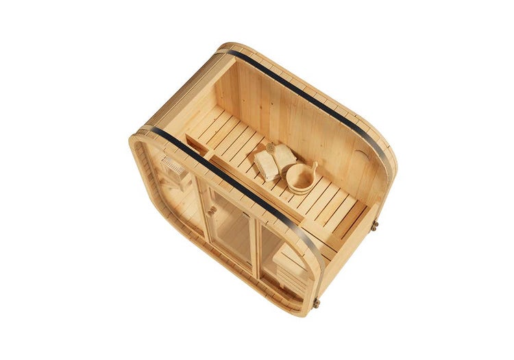 Fasssauna aus Holz in ovaler Form mit Glasfront, Innenbänken und Saunazubehör in der Innenansicht von oben.