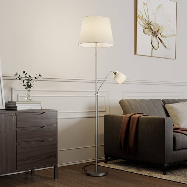 Stehleuchte mit Leselampe in einem Wohnzimmer