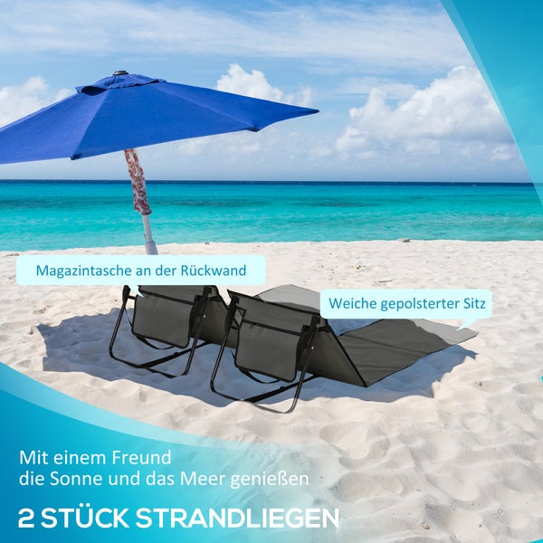 Zwei Strandliegen mit Magazintasche und gepolstertem Sitz auf einem Sandstrand
