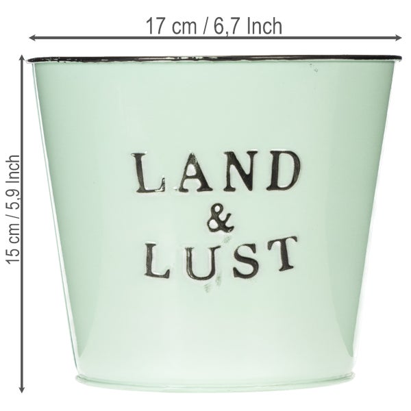 Hellgrüner Übertopf aus Metall mit der Aufschrift Land und Lust, Höhe 15 Zentimeter, Durchmesser 17 Zentimeter.