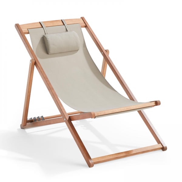 Klappbarer Liegestuhl aus Holz mit beigem Textilbezug und verstellbarem Kopfkissen.