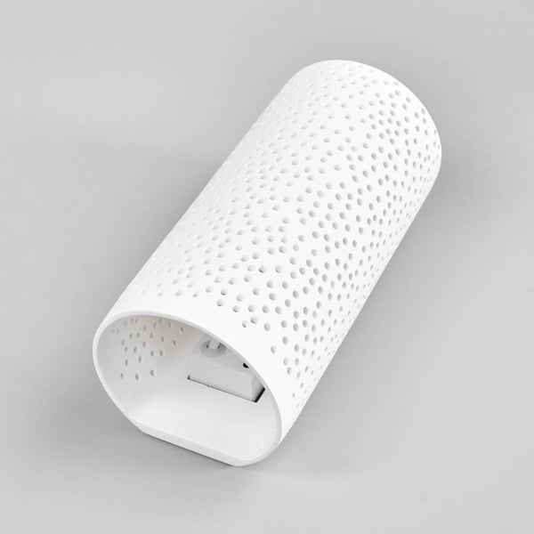 Weiße Wandleuchte mit durchbrochenem Muster