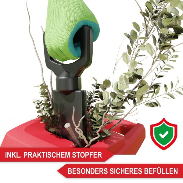 Gartenhäcksler inklusive praktischem Stopfer für besonders sicheres Befüllen mit Zweigen und Blättern. Hand mit Handschuh und Sicherheitssymbol.