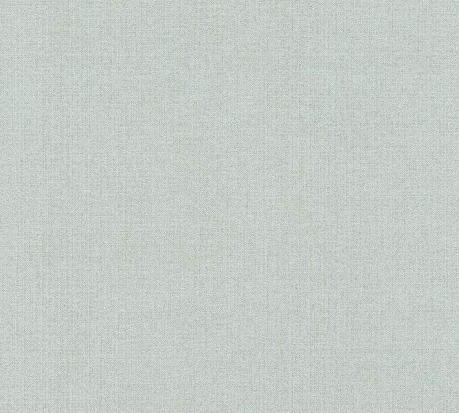 Szene mit einer Textiltapete, einer Lampe und dekorativen Elementen auf einem Tisch.