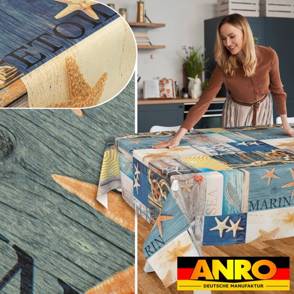 Abwaschbare Tischdecke mit maritimem Seestern Muster in Holzoptik auf einem Küchentisch, Detailansicht der Gewebestruktur und ANRO Logo.